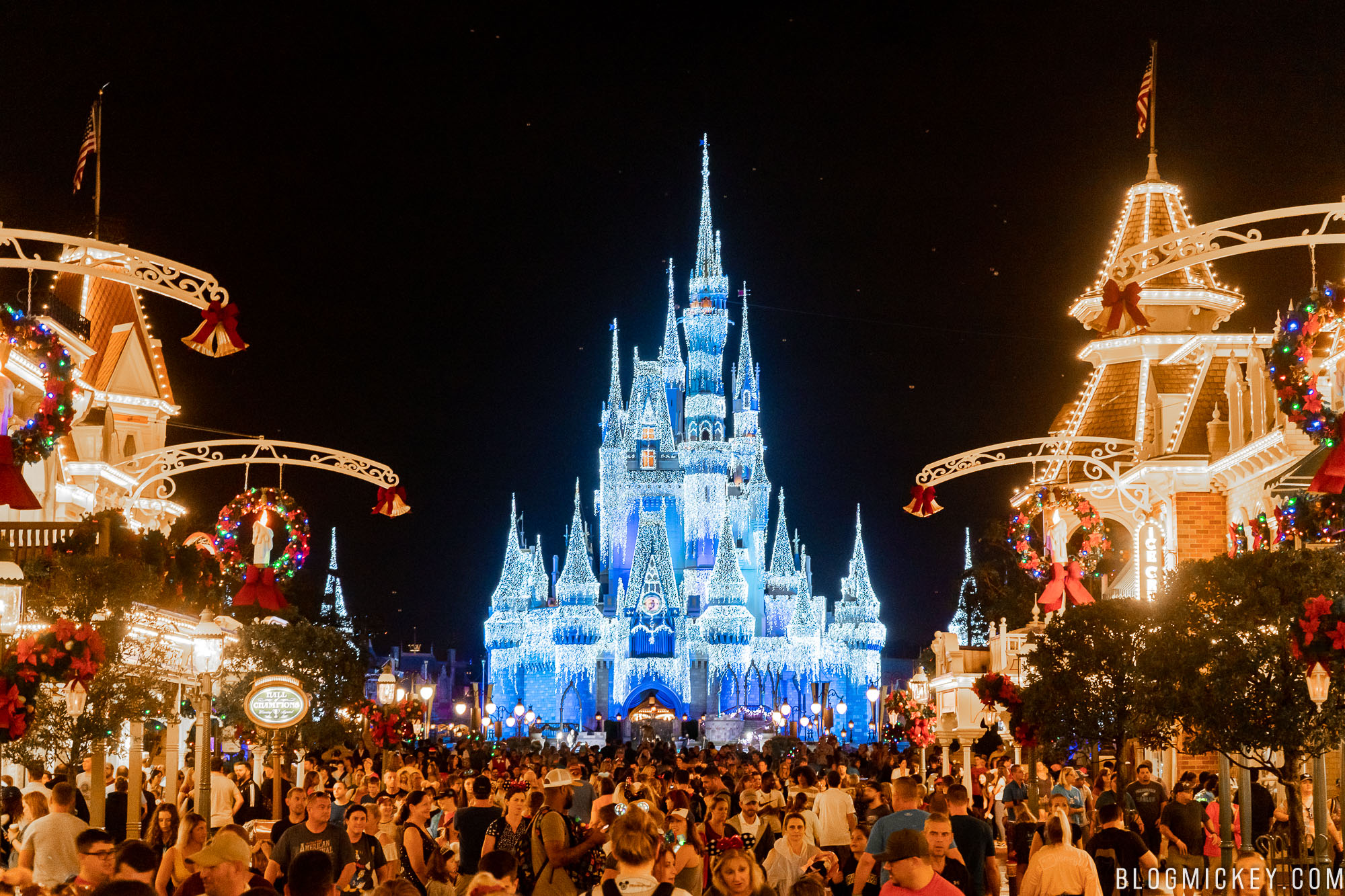 VIDEO 'A Frozen Holiday Wish' First Cinderella Castle