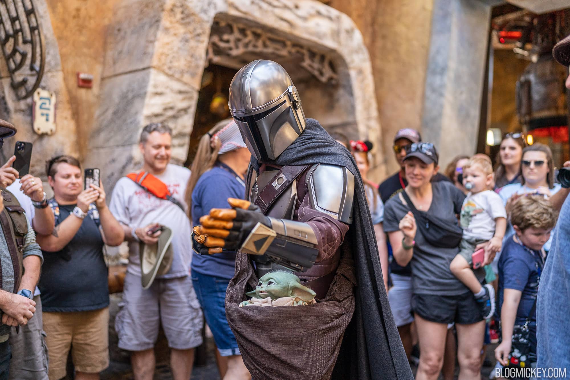 https://blogmickey.com/wp-content/uploads/2023/03/mandalorian-grogu-galaxys-edge-hollywood-studios-1-2.jpg