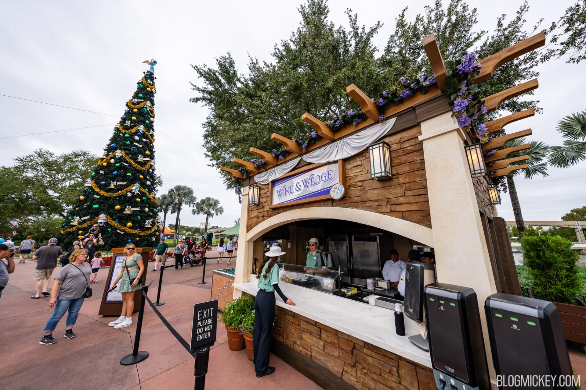 disney100-kiosks-remain-open-bridge-the-gap-between-epcot-festivals